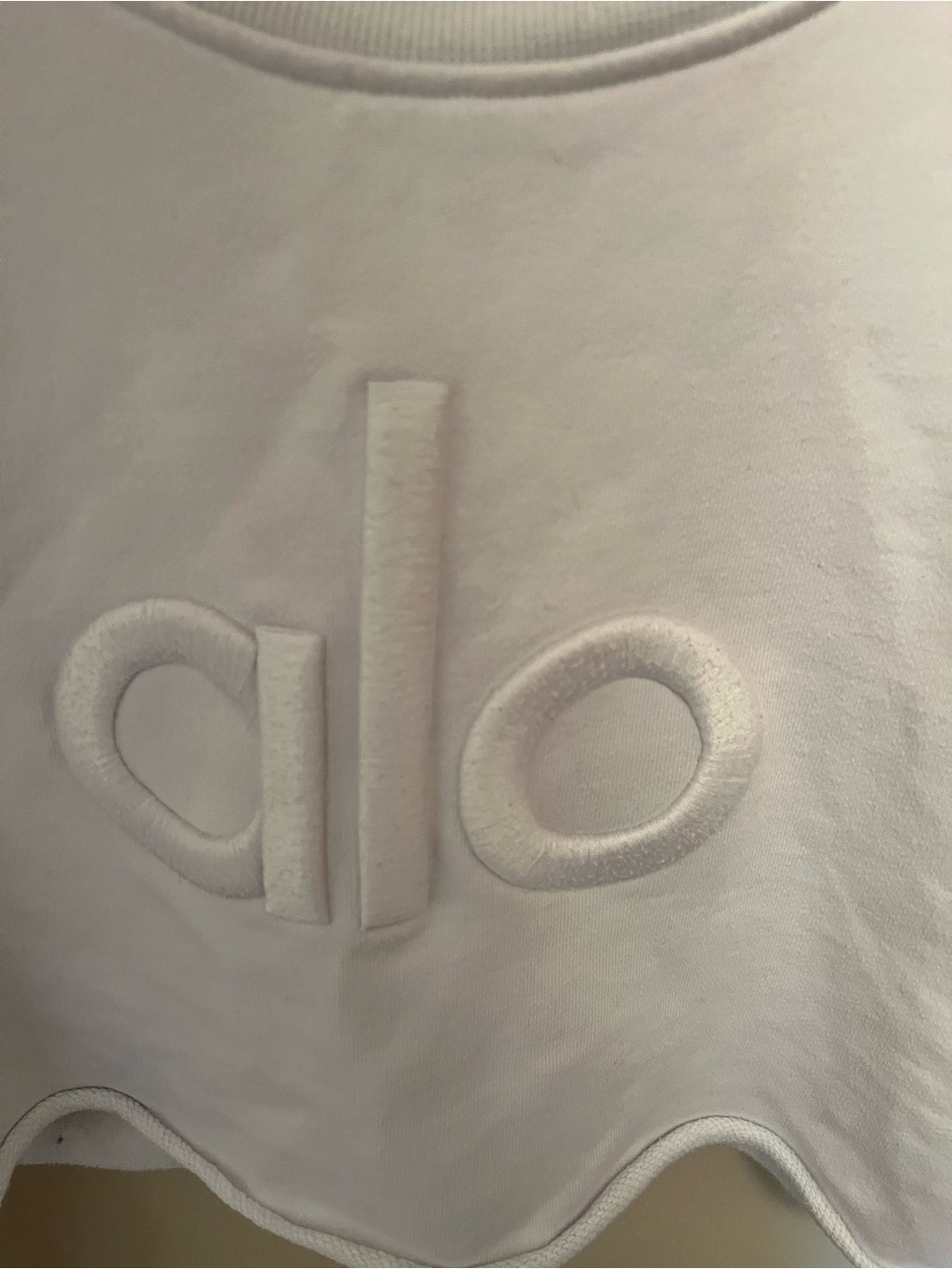 Alo Embossed Logo White Crewneck Sweatshirt Cropped - Picture 4 of 5